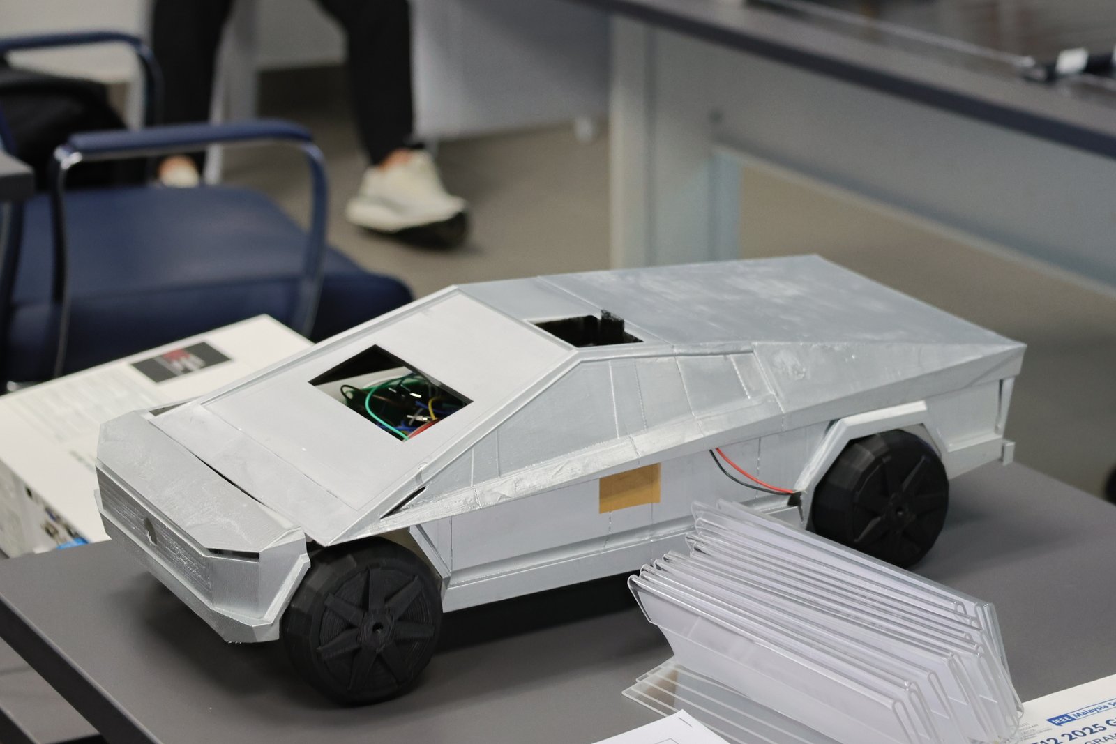 Junior Einstein Image